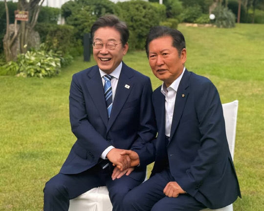 지난 6월7일 서울 용산구 한남동 대통령 관저에서 이재명 대통령의 여당 지도부 초청 만찬에 참석한 정청래(오른쪽) 더불어민주당 의원이 이 대통령과 함께 기념 촬영을 하고 있다. 정 의원은 국회 법제사법위원장을 맡아왔다.<정청래 국회의원 페이스북 사진 갈무리>